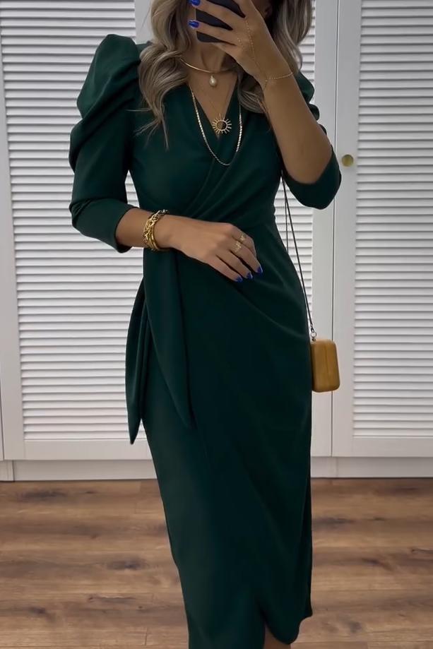 Elegáns női ruha testhezálló szabással, V-nyakkivágással